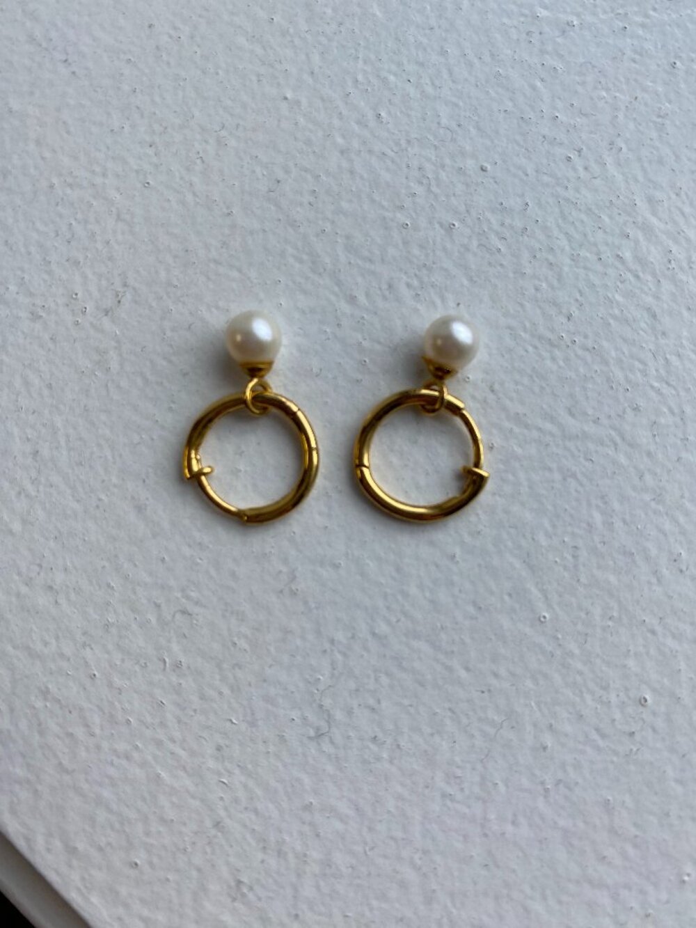 Linjer Pearl Huggie Earrings